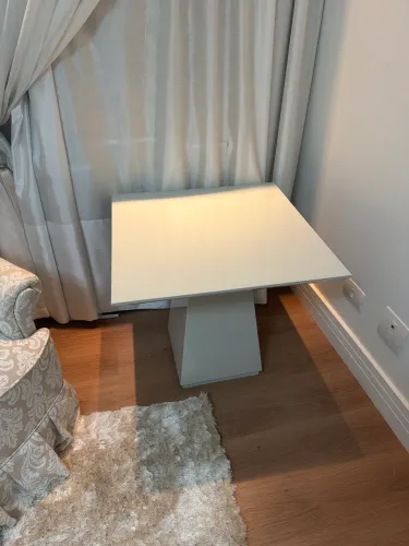 Mesa detalhe em vidro 