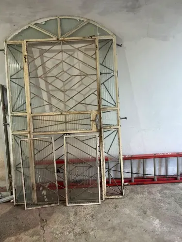 Vendo uma porta e leva a janela