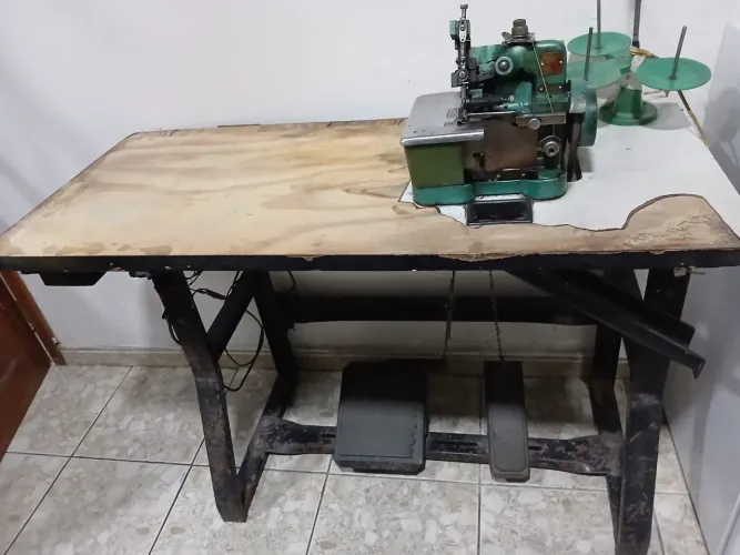 Máquina de Costura Overlock Semi-Industrial Star c/ Mesa Completa