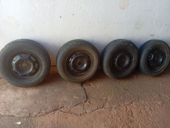 Vendo ou troco aro 13 pneus 2 bons 2 ruins