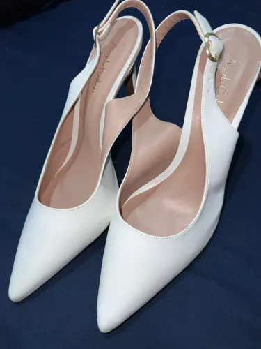 Vendo sandália branca scarpin 38 / medidas nas fotos