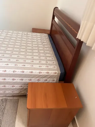 Cama de casal de madeiras 