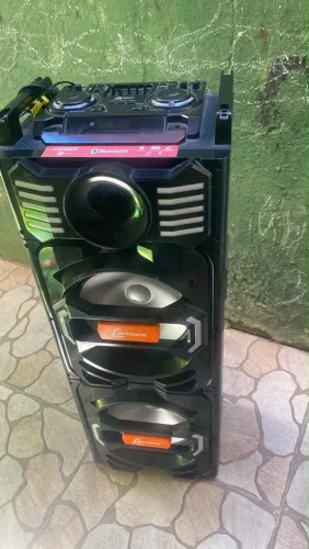 Caixa de som torre toda boa