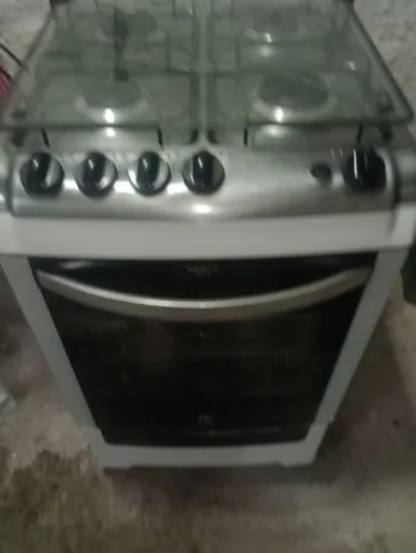 Fogão e forno microondas tudo funcionando
