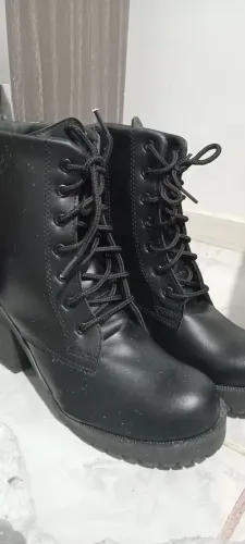 Bota de salto cano curto com cadarço