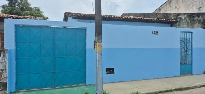 Casa grande para família grande no centro e ao lado da orla da Barra dos Coqueiros.