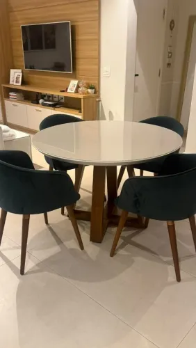 Jogo de mesa redonda com 4 cadeiras estofadas