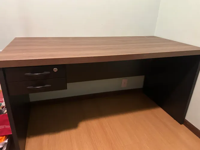 Mesa para escritório com gaveta