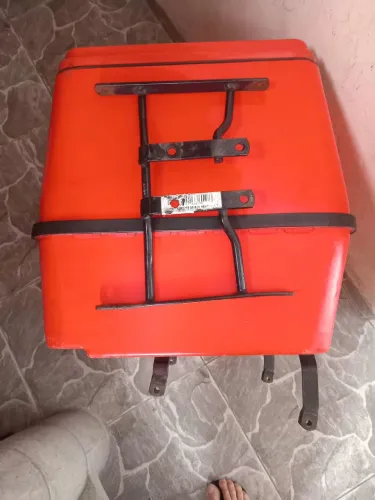 Bau 90 litros com os dois suporte 