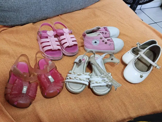 Lote calçados de menina tamanho 21/22 no estado das fotos