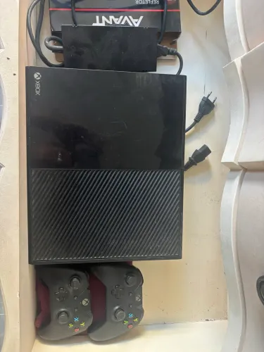 VENDO XBOX ONE COM 2 CONTROLES, PREÇO IMPERDÍVEL.