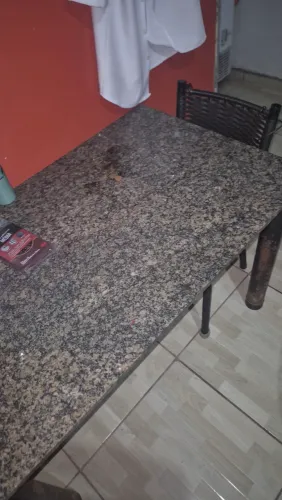 MESA DE MÁRMORE com 3 cadeiras