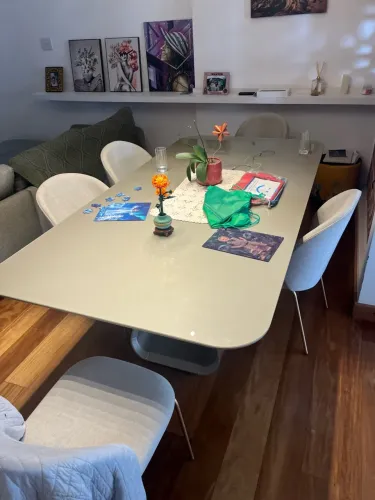 Mesa de jantar moderna com 6 cadeiras estofadas ? R$ 2.500