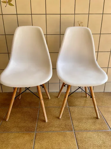 Kit com 2 cadeiras estilo Eames Eiffel brancas, com pés de madeira