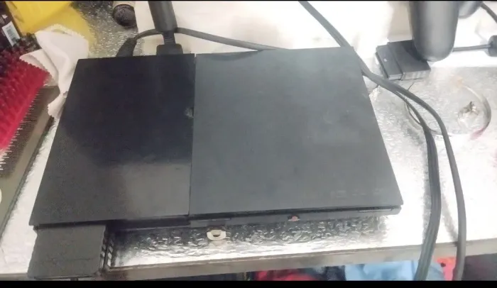 Play 2 novo e bom . Desbloqueado , e vai com 24 jogos. Memoricad , controles e play drive.