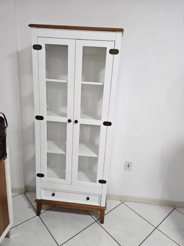 Cristaleira em madeira com vidro 