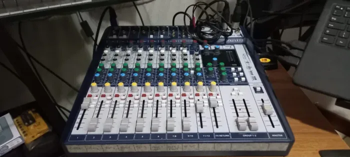 Mesa de som Soundcraft Signature 12