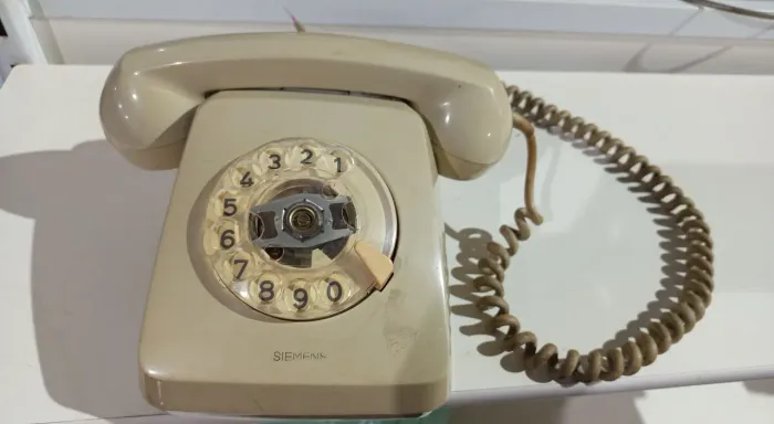 Telefone antigo para colecionador