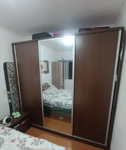 Vendo um guarda roupa de 3 portas de correr + 2 criados mudo de brinde