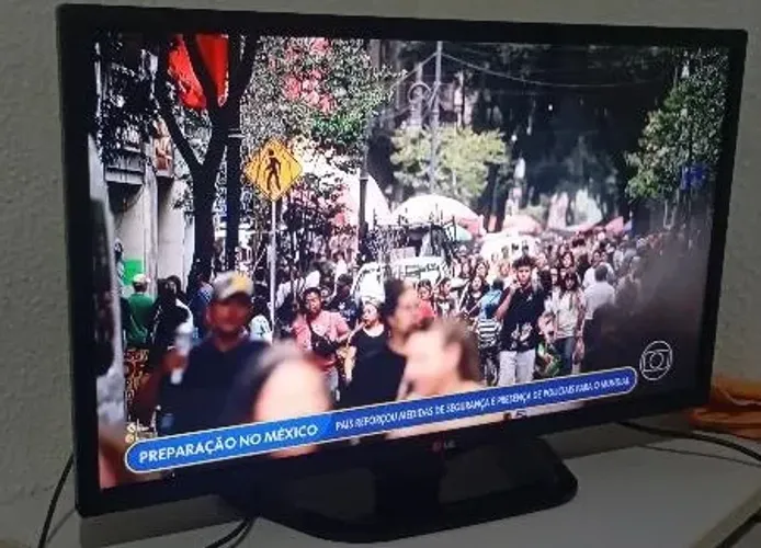 TV LG LED 32' NÃO É SMART - MUITO BOA QUALIDADE