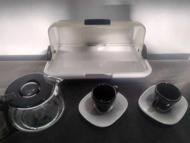 Porta pão+cafeteira+2 xícaras