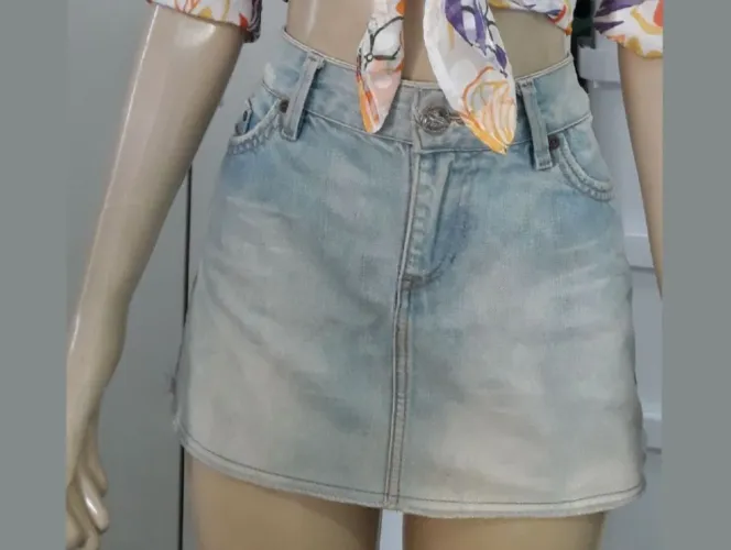 saia vintage jeans clara, bordado de pavão no bolso, tamanho 42, nova sem etiqueta