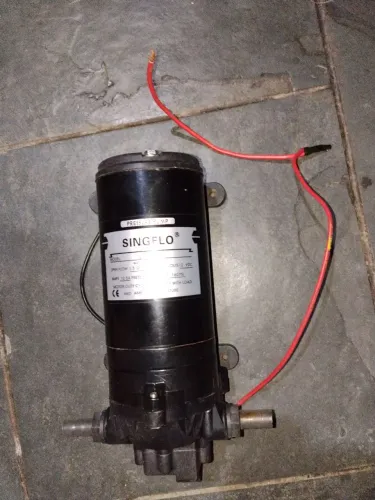 Bomba de pressão diafragma de 12V  solar Singflo modelo DP-160.