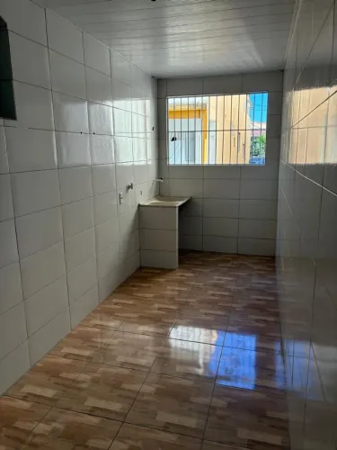Alugo casa em Maria Ortiz, com 2 quartos, sala, cozinha, banheiro e área de serviço.