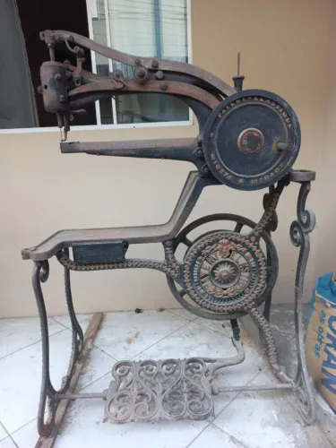 Maquina de costura sapateiro antiga