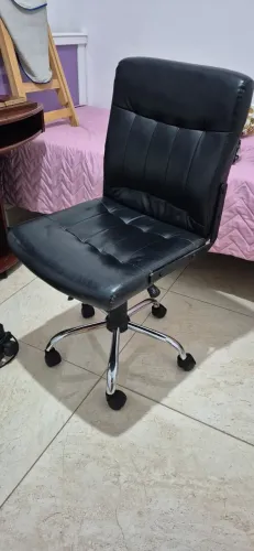 Cadeira de Escritório Executiva Giratória Preta (Courino) - Base Cromada