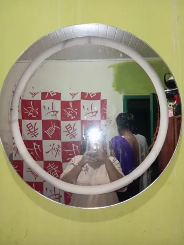 Espelho com luz ao redor