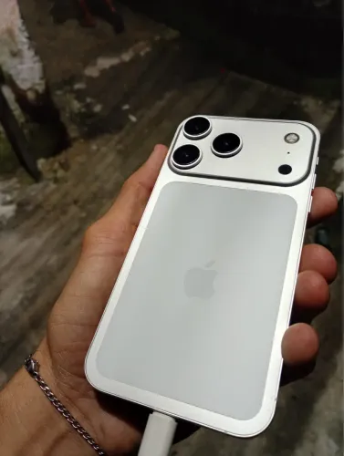 iPhone XR Adaptd no 17 Pro,Face Id Ok, Rede 100% normal, Bateria 100%  Aparelho impecável 