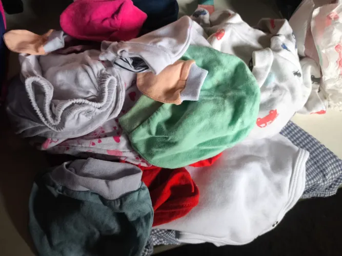 Vende-se umas peças de roupinhas de bebê 