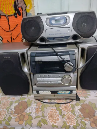 Vendo dois aparelhos de som antigas um da marca Aiwa e o outro Philips e mais duas caixas 