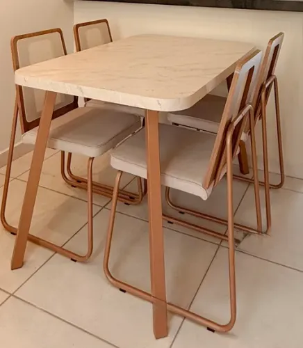 Mesa com 4 Cadeiras
