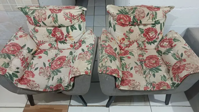 2 Poltronas Decorativas Estofadas com Almofadas Florais - Valor Negociável
