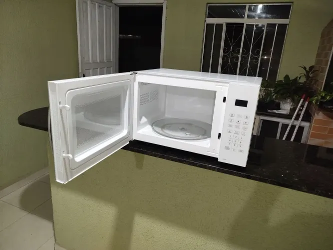 Microondas Philco 34L 127v, SEMI NOVO, funcionando 100%, sem detalhes ou observações.