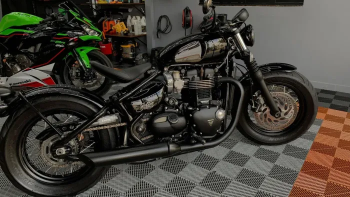 TRIUMPH BONNEVILLE BOBBER BLACK 1200cc
