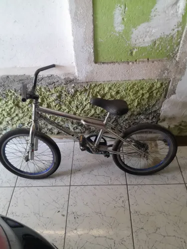 Vendo bike aro 20 coisinha pra reformar poucas coisas a ser feita 