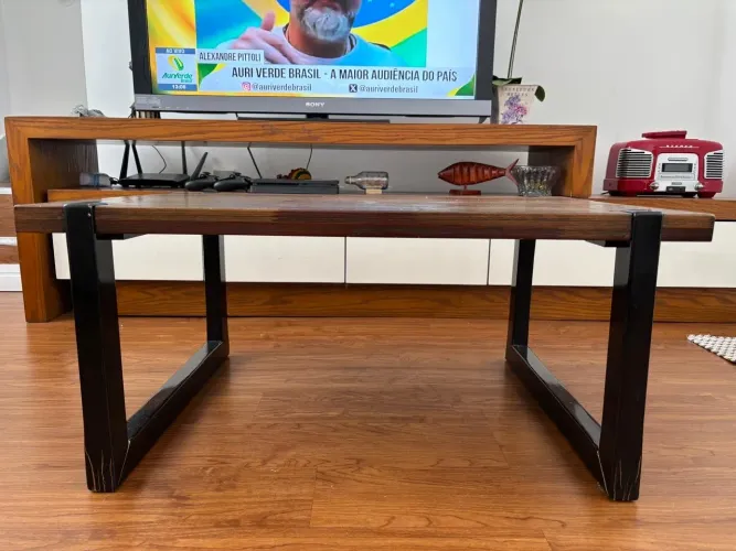 Mesa de Centro Estilo Industrial Madeira e Base Metálica Preta - Perfeita