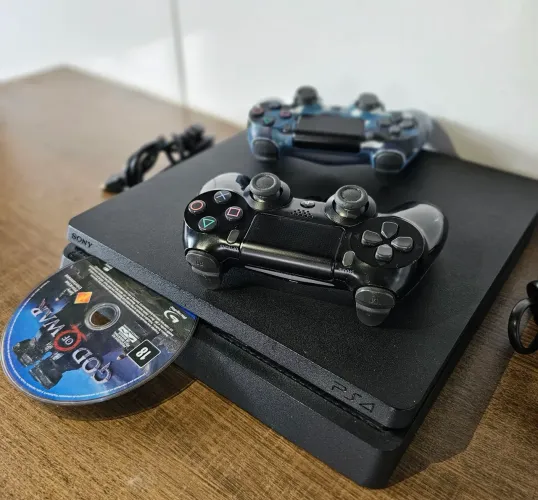 Ps4 Slim 1TB de memória, estado de novo, bem cuidado com 2 Controles Originais, God Of War
