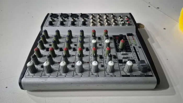 Mesa de som behringer eurorack ub1202 fx