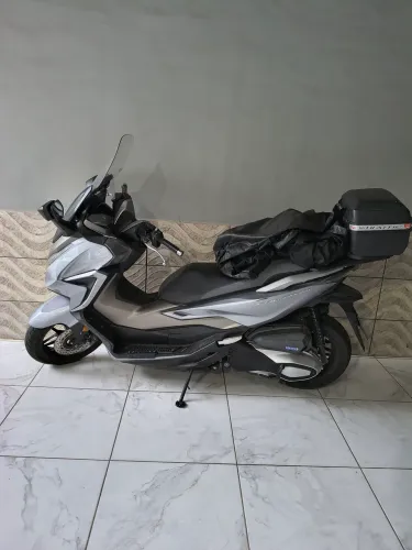 Moto Honda Forza 350 scooter cor prata
