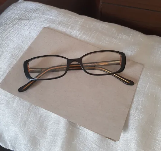 Armação de óculos da marca italiana CINDY (acompanha lentes de grau a serem customizadas).