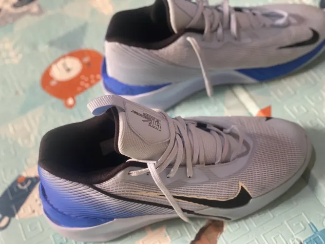 Tênis nike novo usado apenas duas vezes. Na loja está 600,00 aceito cartão.
