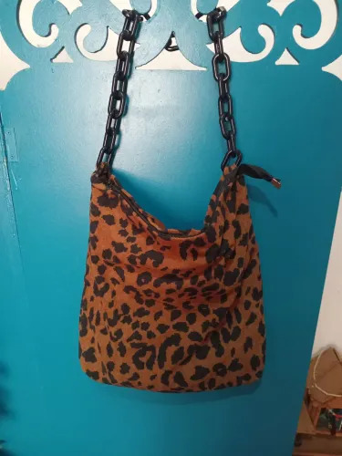 Bolsa de veludo cotelê com estampa de onça e alça de corrente de acrílico