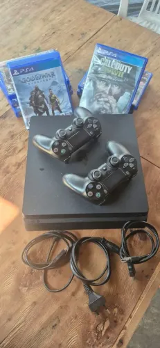 Vendo Ps4 semi novo com 2 jogos e 2 controles...