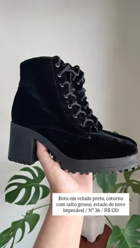 bota em veludo preto