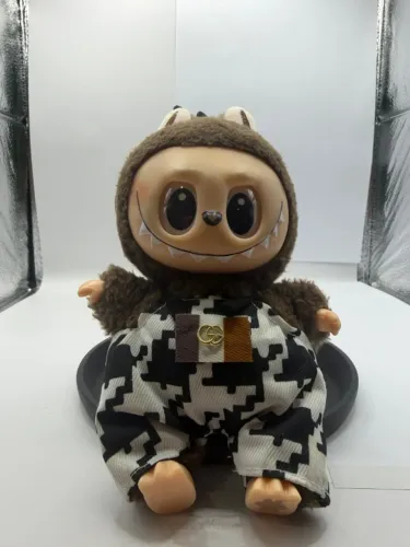 Boneca de Pelucia estilo Labubu macacao preto e branco