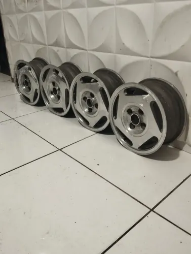 Vende-se rodas de liga leve furação 4 por 100 dá no gol para impeach Chevrolet